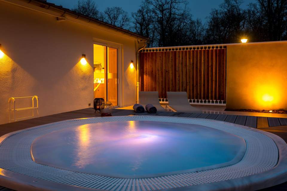 Jacuzzi extérieur · l'Orée des Sens · Spa &amp; Thermes à Vittel