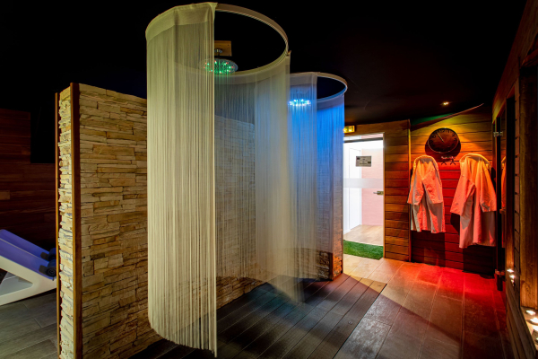 Douche et piscine au spa l'Orée des Sens à Vittel